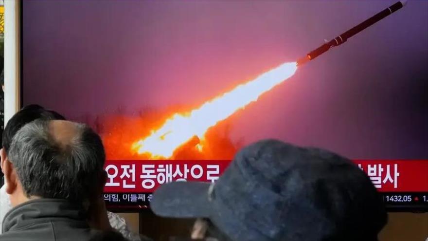 La televisión de Corea del Sur muestra un antiguo lanzamiento de misiles de Corea del Norte en un programa trasmitido el 14 de febrero de 2024. 