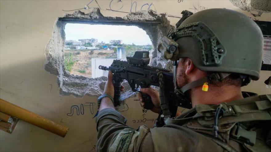 Un soldado israelí apunta con un arma en la Franja de Gaza, 1 de diciembre de 2023. (Foto: Reuters)
