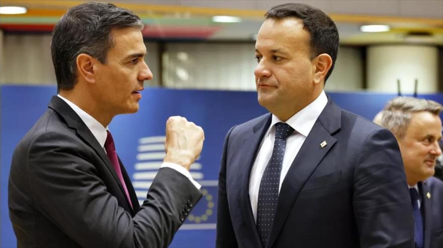 El presidente de España, Pedro Sánchez, y el primer ministro irlandés, Leo Varadkar, en la Unión Europea. (Foto: AP)