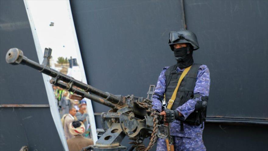 Un militar yemení maneja un arma mientras hace guardia durante una marcha celebrada en Saná en apoyo a los palestinos, 9 de febrero de 2024. (Foto: AFP)