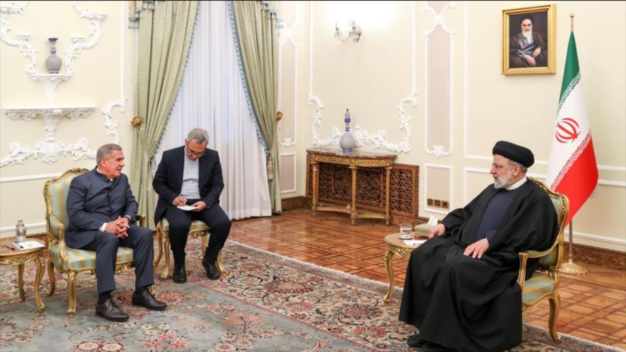 El presidente de Irán, Ebrahim Raisi se reúne con el jefe de la República de Tartaristán de la Federación Rusa, Rustam Minijanov, el 14 de febrero.