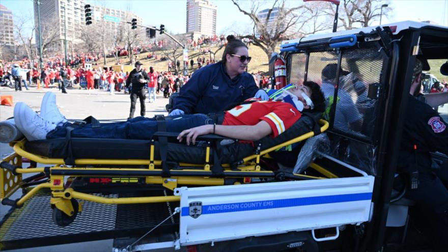 Un herido es trasladado a un hospital, tras un tiroteo en Kansas City, Estados Unidos, 14 de febrero de 2024 (Foto: AFP).
 