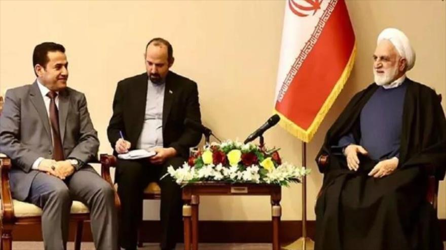 El jefe del Poder Judicial de Irán, Qolam Husein Mohseni Eyei (dcha.), reunido con el consejero de seguridad nacional de Irak, Qasim al-Araji, en Bagdad, 15 de febrero de 2024.