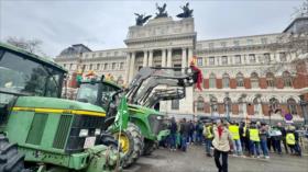 Agricultores se plantan con sus tractores en el centro de Madrid 