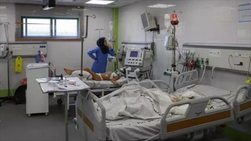 Una trabajadora médica con un niño herido ingresado en el Hospital Al-Nasser, en la ciudad de Jan Yunis, situada en el sur de la Franja de Gaza.