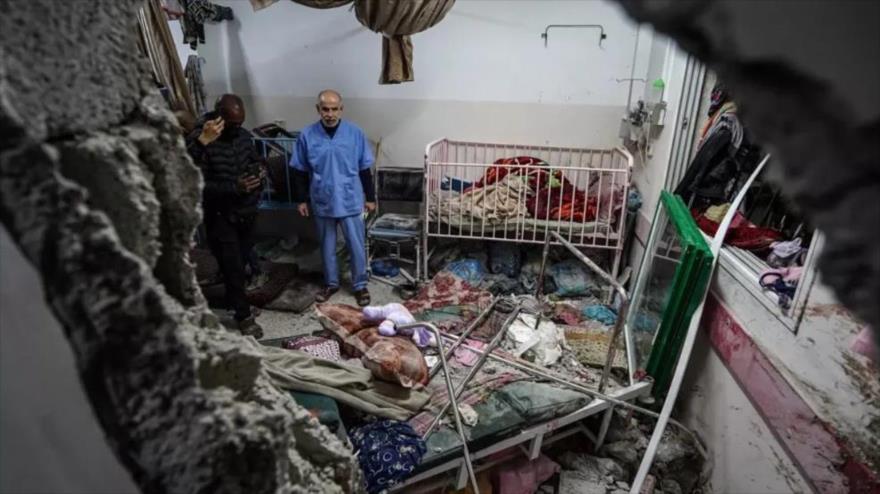 El departamento de pediatría del hospital Al-Nasser en Jan Yunis (Gaza), después de haber sido dañado por un ataque aéreo israelí, 17 de diciembre de 2023. (Foto: AA)