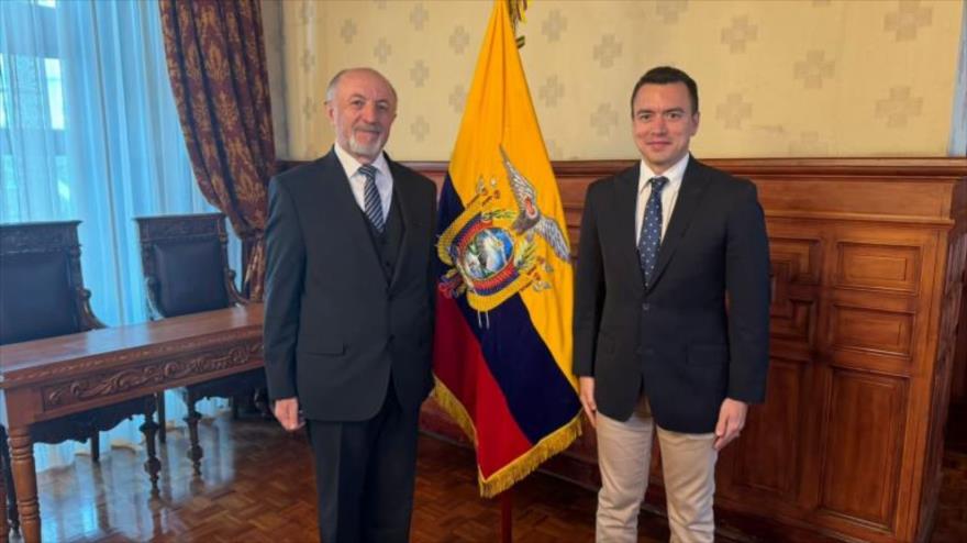 El presidente de Ecuador, Daniel Noboa (derecha), en un encuentro con el embajador ruso en Quito, Vladimir Sprinchan, el 20 de diciembre de 2023.