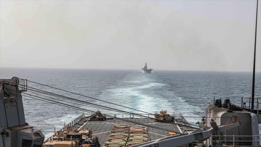 Barcos de la Armada estadounidense cruza el estrecho de Bab el-Mandeb, que conecta el mar Rojo con el Golfo de Adén y el océano Índico. (Foto: AP)