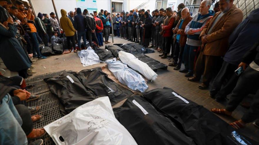 La gente reza por los cuerpos de sus seres queridos muertos durante el bombardeo israelí en Rafah (Gaza), 12 de febrero de 2024. (Foto: AFP)