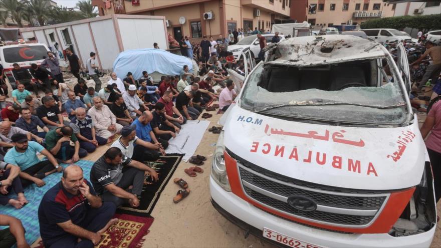  Gazatíes rezan en medio de la destrucción del hospital Al-Nasser.