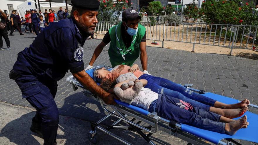 Niños palestinos heridos en ataques israelíes son llevados a un hospital en la ciudad de Gaza, 11 de octubre de 2023. (Foto: Reuters)