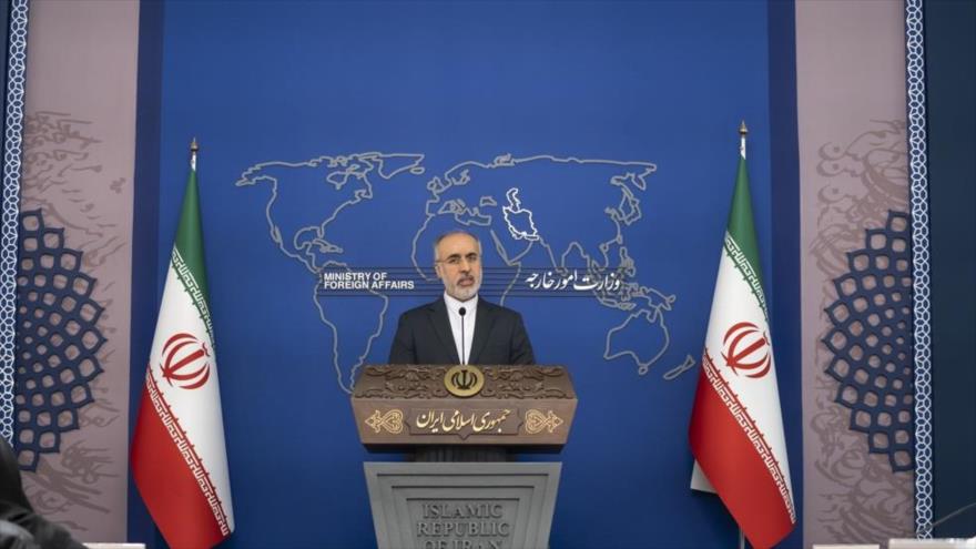 El portavoz de la Cancillería iraní, Naser Kanani, durante una rueda de prensa semanal, Teherán. (Foto: FARS)