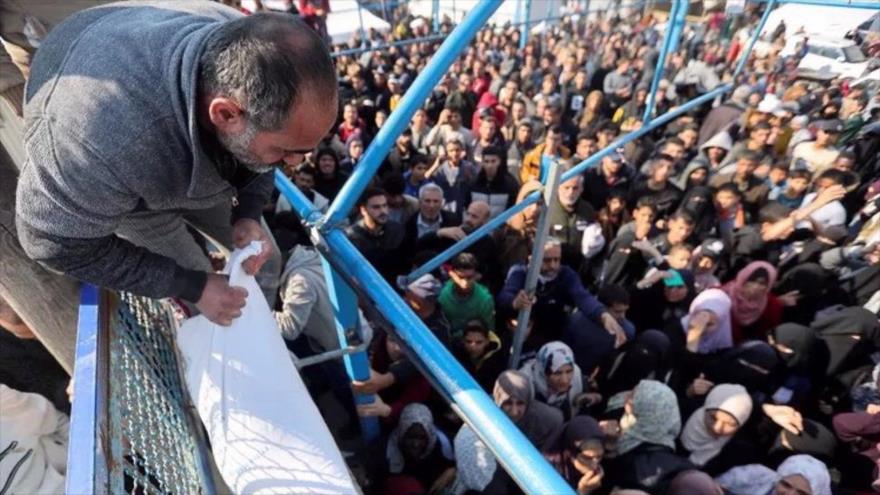 Un trabajador humanitario de UNRWA distribuye bolsas de harina a los palestinos en Jan Yunis, en sur de Gaza, 29 de noviembre de 2023. (Foto: Reuters)