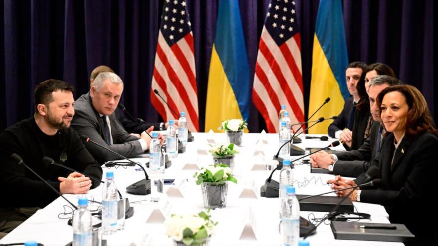 El presidente ucraniano, Vladímir Zelenski, (izq.), la vicepresidenta de EE.UU., Kamala Harris, y sus respectivas delegaciones en Múnich (Alemania), 17 de febrero de 2024.