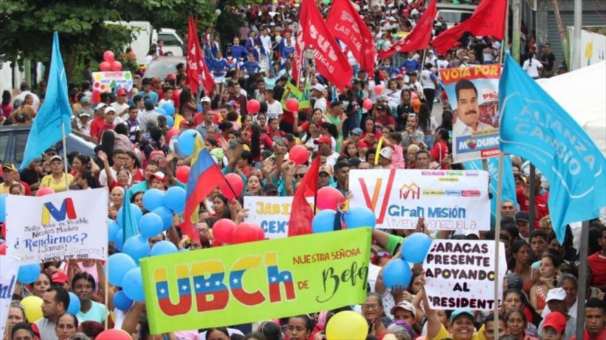 Venezolanos reafirman su apoyo al presidente Nicolás Maduro durante una marcha multitudinaria.