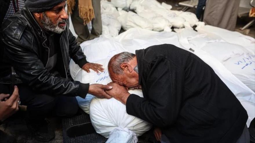 Los familiares de los palestinos asesinados en ataques israelíes se despiden de sus seres queridos en Rafah, 18 de enero de 2024.