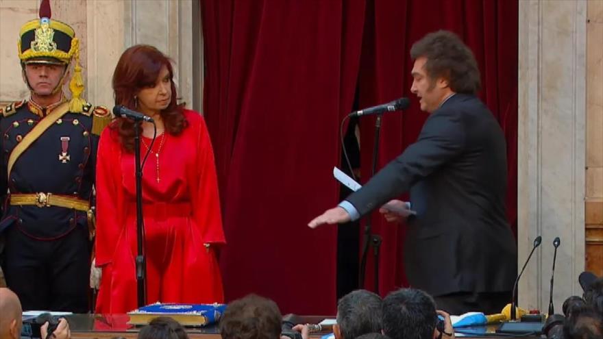 La exmandataria Cristina Kirchner (izq.), y el presidente Javier Milei durante la toma de posesión como mandatario de Argentina, 10 de diciembre de 2023.