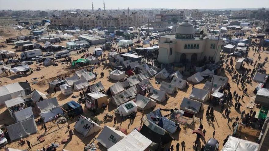 Palestinos desplazados tras ataques israelíes se refugian en un campamento en Rafah, sur de la Franja de Gaza, 6 de diciembre de 2023. (Foto: Reuters)