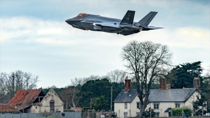 El Lockheed Martin F-35A de la Fuerza Aérea de EE.UU. vuela a bajo nivel antes de aterrizar en la base aérea británica Lakenheath (Foto: Getty)
