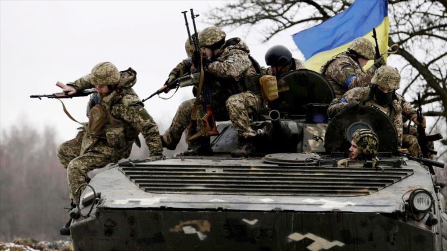 Soldados ucranianos a unos 10 kilómetros de la frontera con Rusia en la región de Chernihiv (norte).