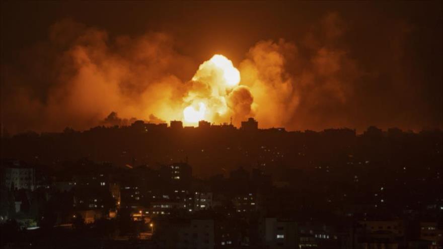 Explosión visible después de los ataques de Estados Unidos y el Reino Unido contra Yemen, 12 de enero de 2024.
