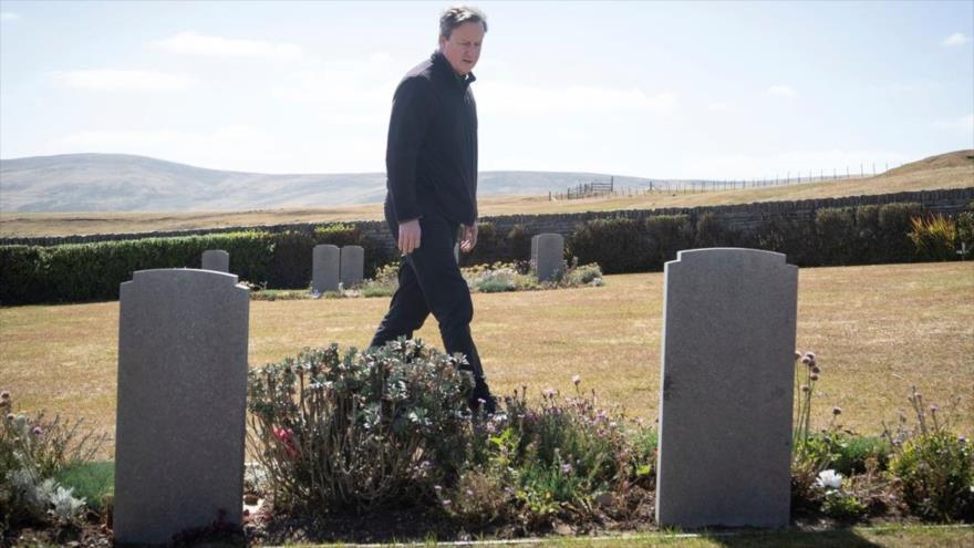 El canciller británico, David Cameron, durante su visita a las Islas Malvinas, 19 de febrero de 2024. (Foto: AP)