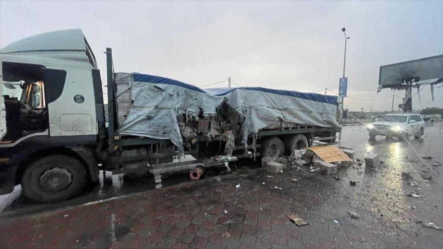 Un camión que transportaba alimentos, parte de un convoy de UNRWA, atacado por fuerzas israelíes en ruta hacia el norte de Gaza, 5 de febrero de 2024.