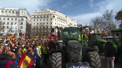 Agricultores extienden protestas y llevan sus tractores a Madrid