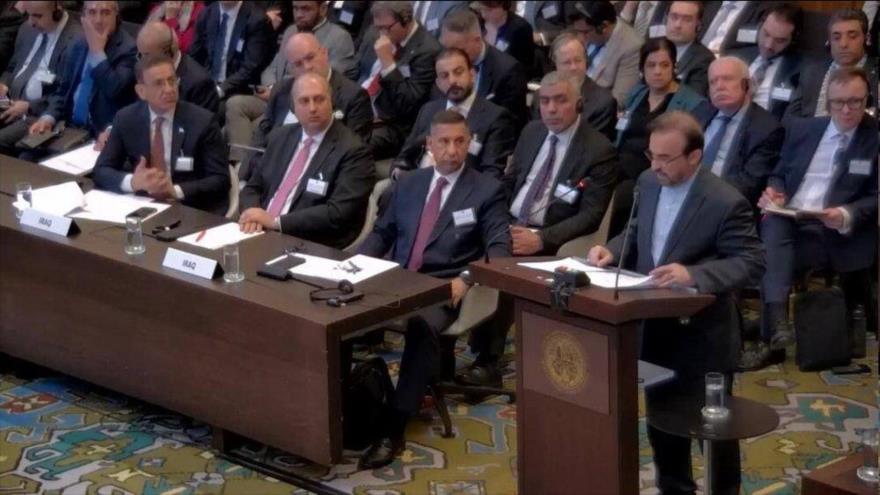 El vicecanciller iraní, Reza Nayafi, leyendo la declaración de Irán durante el procedimiento oral ante la Corte Internacional de Justicia (CIJ), 22 de febrero de 2024.