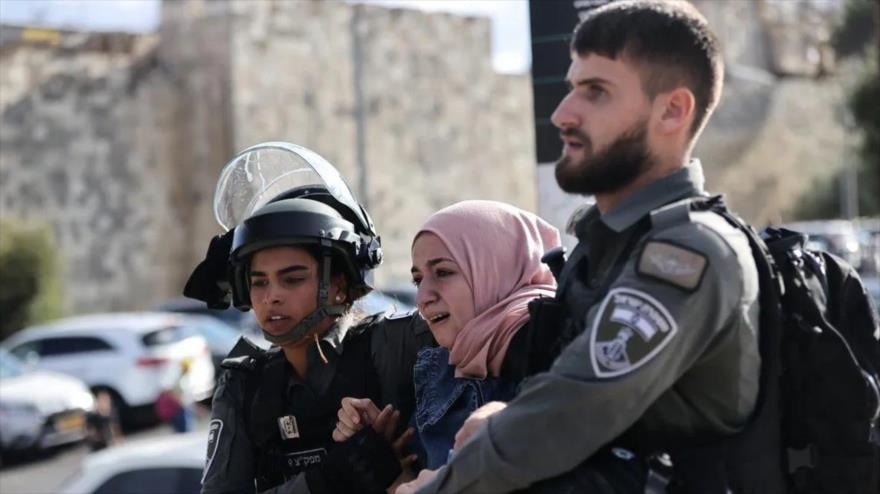 Policía israelí arresta a una palestina durante un evento para conmemorar el nacimiento del profeta Mohamad en Al-Quds, 19 de octubre de 2021. (Foto: AA)