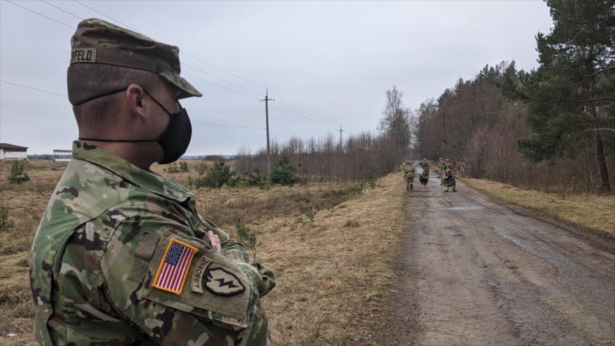 Un militar estadounidense observa a las tropas ucranianas en un centro de entrenamiento en Ucrania, 30 de marzo de 2021. (Foto: Ejército de EEUU)