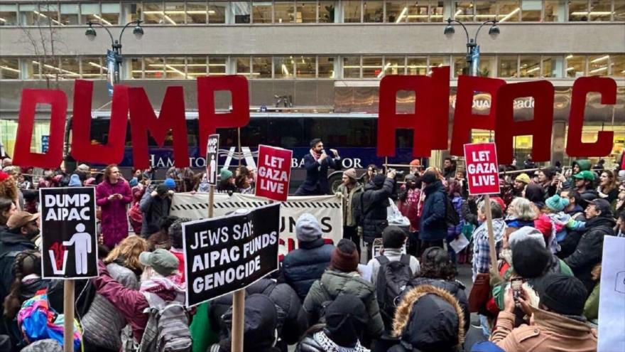 Judíos-estadounidenses protestan delante de la sede del Comité de Asuntos Públicos Estadounidense-Israelí, 23 de febrero de 2024.