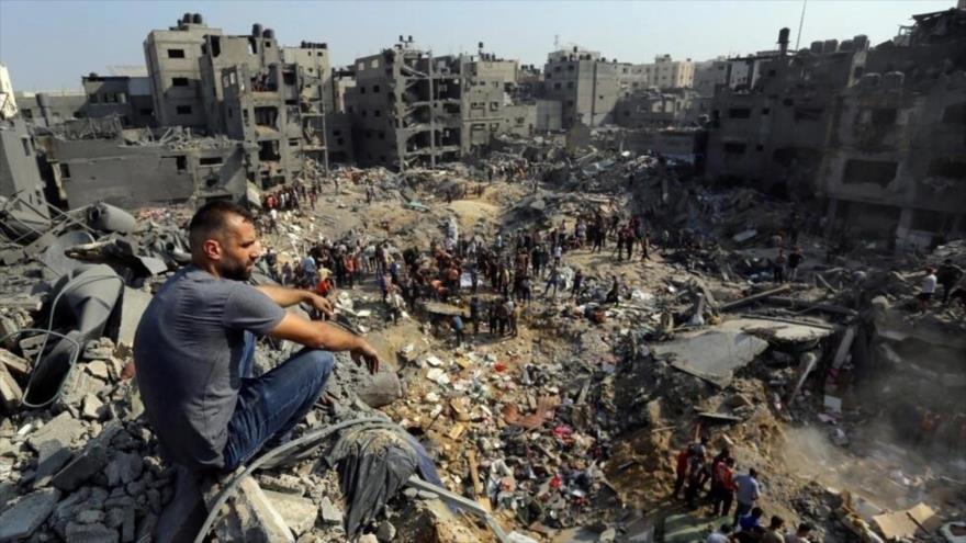 Un habitante de Gaza observa la destrucción tras los ataques aéreos israelíes en el campo de refugiados de Jabalia, en el norte de Gaza, el 1 de noviembre de 2023. (Foto: AP)
