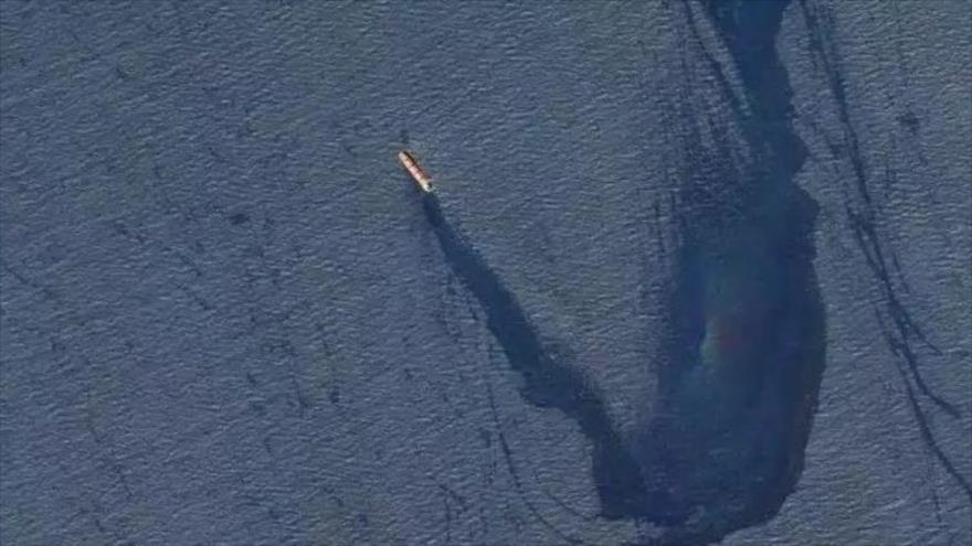 Imagen satelital del barco británico Rubymar, del cual se desprende una sustancia que ha creado una mancha negra en el sur del mar Rojo, cerca de Bab el-Mandeb. (Foto: Centcom)