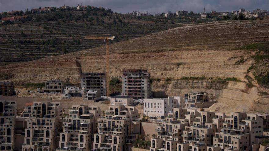 Un sitio de construcción de nuevos proyectos de viviendas en el asentamiento ilegal israelí Givat Ze’ev en Cisjordania, 18 de junio de 2023. (Foto: AP)