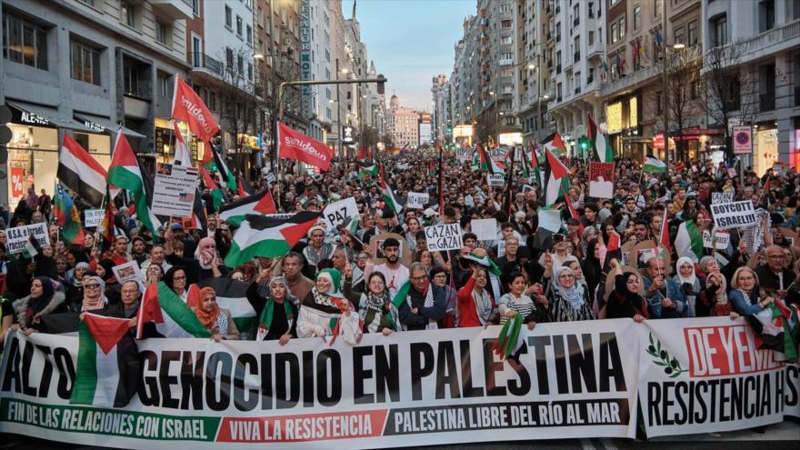 Españoles en una masiva manifestación se solidarizan con palestinos y condenan el genocidio israelí en Gaza, Madrid, 27 de enero de 2024.