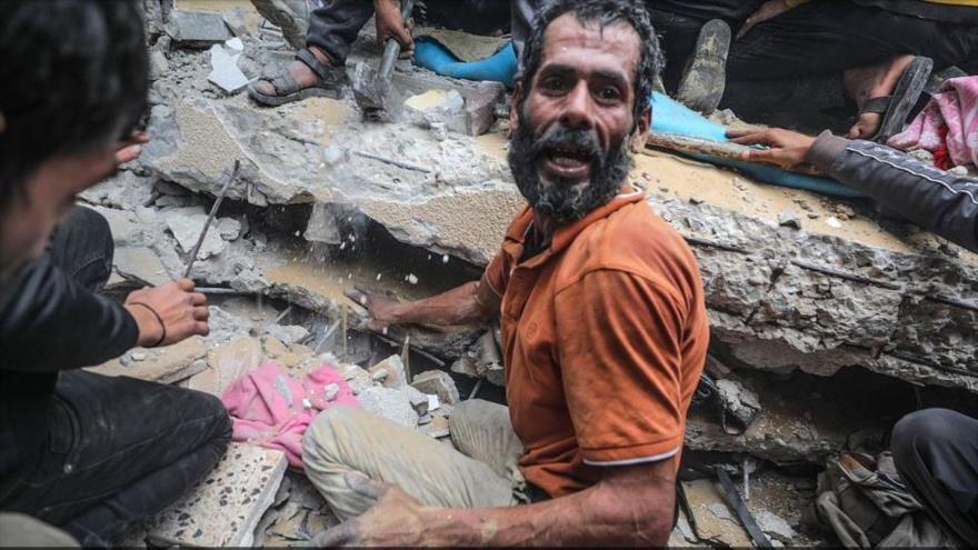 Buscan supervivientes entre los escombros tras un ataque aéreo en Deir Al Balah, al sur de la Franja de Gaza. (Foto: EFE) 