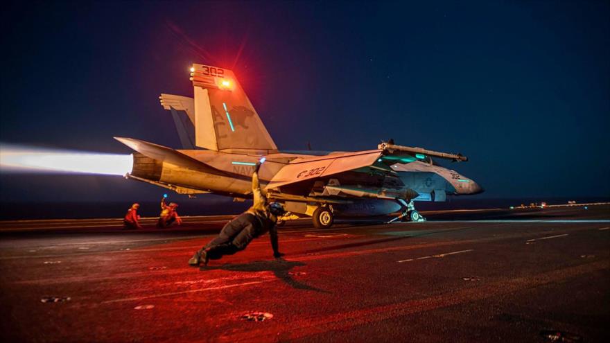 Un avión de combate estadounidense despega desde la cubierta del portaaviones USS Eisenhower en Mar Rojo durante operaciones contra Yemen.