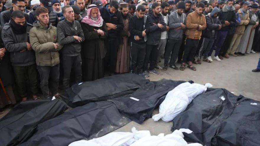 Los palestinos rezan en memoria de sus seres queridos muertos por la agresión israelí a la Franja de Gaza.
