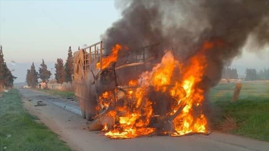 Un camión en llamas tras ser atacado por un dron israelí en Al-Quseir, en la provincia de Homs de Siria, 25 de febrero de 2024.