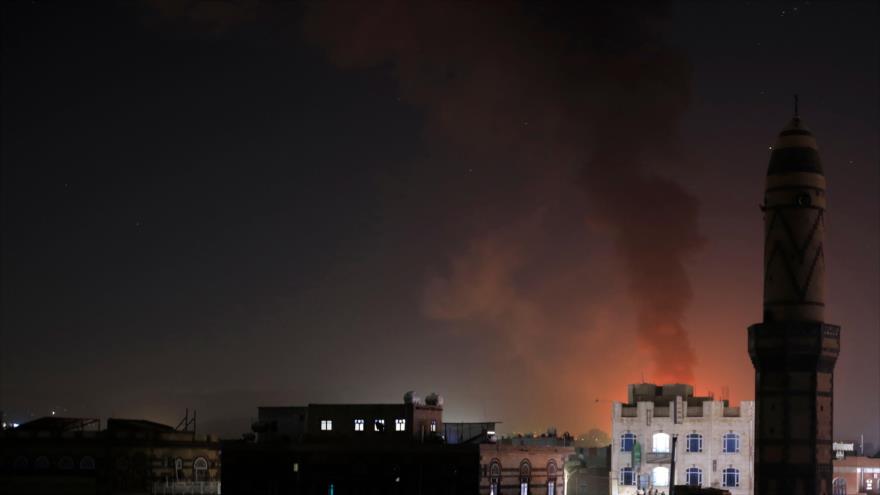 El humo se eleva tras los ataques de EE.UU. y el Reino Unido en Saná, capital yemení, 24 de febrero de 2024. (Foto: EFE vía EPA)