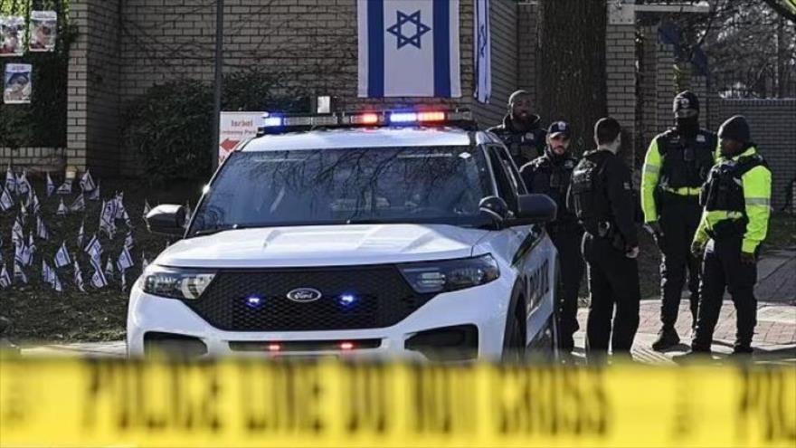 Policías frente a la embajada de Israel en Washington después de que un uniformado se prendiera fuego, 25 de febrero de 2024. (Foto: Getty Images)