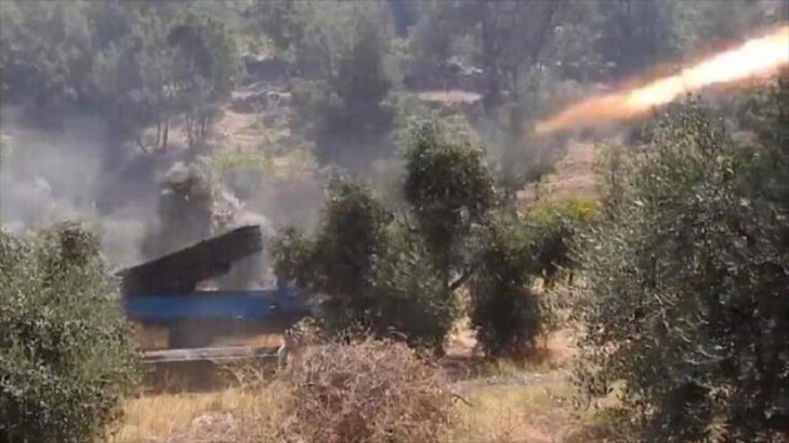 Captura de pantalla de un vídeo muestra el lanzamiento de cohetes por Hezbolá hacia las posiciones israelíes.