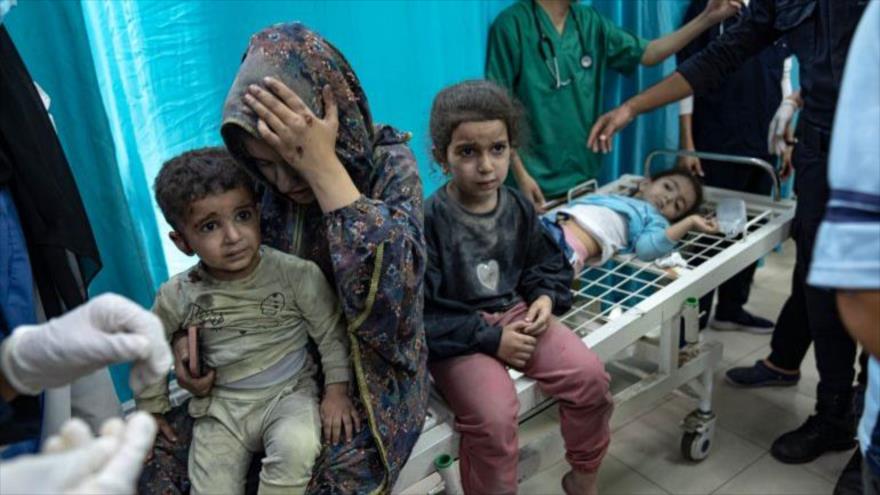 Palestinos heridos en un hospital en Jan Yunis tras un bombardeo israelí contra la Franja de Gaza. (Foto: AP)