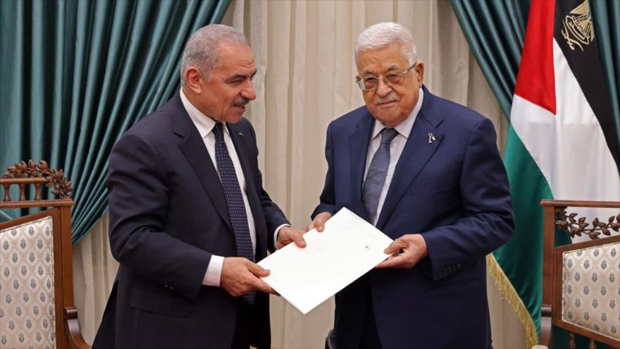 El primer ministro palestino, Muhamad Shtayyeh (izda.), presenta su renuncia al presidente Mahmud Abás, en Ramalá, 26 de febrero de 2024. (Foto: AFP)