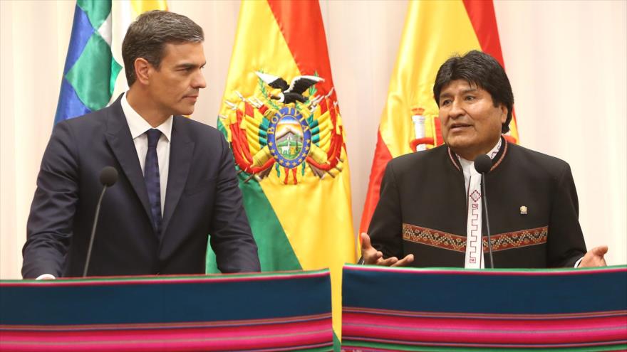 El presidente del Gobierno español entonces en funciones, Pedro Sánchez (izda.), y el entonces mandatario boliviano, Evo Morales, Santa Cruz, 28 de agosto de 2019. (Foto: AFP)
