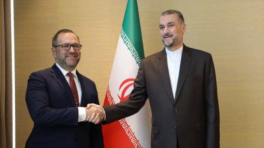 El canciller iraní, Hosein Amir Abdolahian (dcha.), reunido con su par venezolano, Yvan Gil, en Ginebra (Suiza), 26 de febrero de 2024.