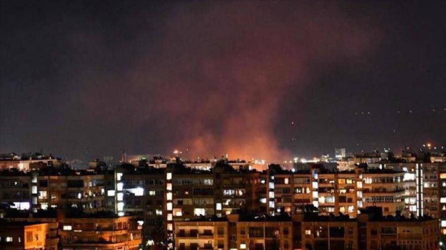Humo se levanta de un sitio cerca de Damasco, Siria, tras un ataque con misiles de Israel, 28 de febrero de 2024.