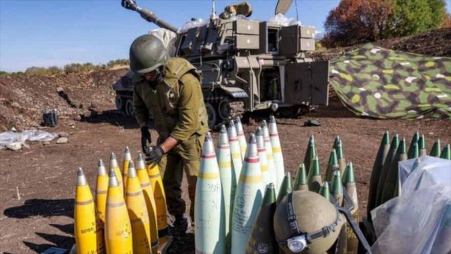 Un soldado del ejército israelí ajusta la punta de un proyectil de artillería, 18 de octubre de 2023. (Foto: AFP)