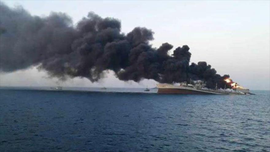 Un buque arde en fuego tras haber alcanzado por misiles yemeníes en el mar Rojo. (Foto: Reuters)